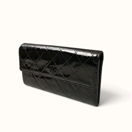 CHANEL. Portafoglio in pelle verniciata trapuntata