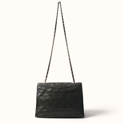 CHANEL. Borsa a tracolla in agnello nero parzialme