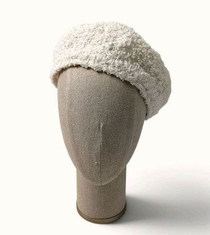 CHANEL. Berretto in spugna bianca, fodera in coton