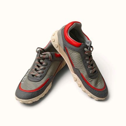 CHANEL. Paio di sneakers in nylon grigio, feltro d