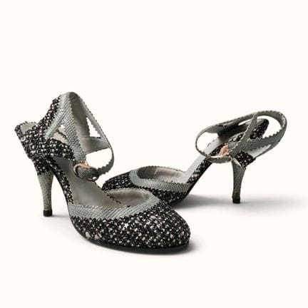 CHANEL. Paio di décolleté con cinturino in tweed b