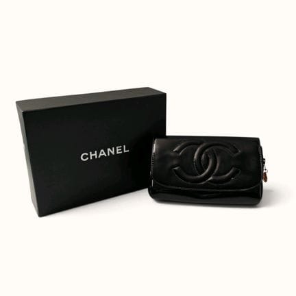 CHANEL. Pochette da trucco in pelle verniciata ner