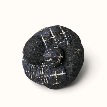 CHANEL. Brosche aus marineblauem und weißem Tweed 
