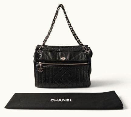 CHANEL. Borsa a tracolla in pelle di vitello nera 