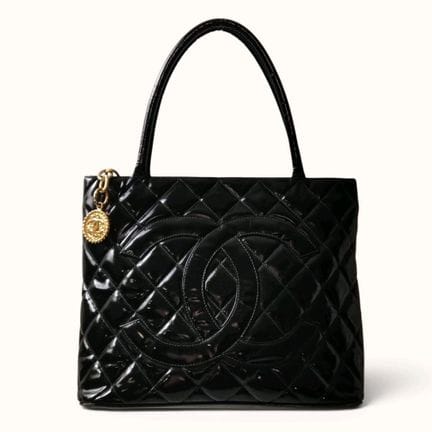CHANEL. Borsa cabas "Medaillon" in pelle verniciat