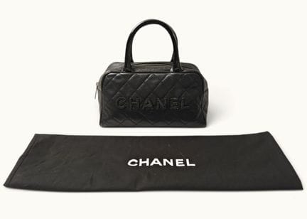 CHANEL. Borsa a bowling in pelle di vitello caviar