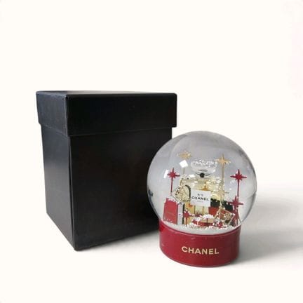 CHANEL. Snow globe featuring a red N°5 perfume bot
