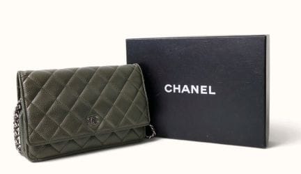 CHANEL. Portafoglio con catena in caviar color kak