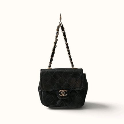 CHANEL. Mini borsa portachiavi in agnello trapunta