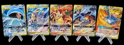 Set di 5 carte Pokémon GX Squadra.
Serie varie del