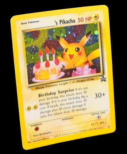 Carta Pokémon "Birthday's Pikachu" (Pikachu di com