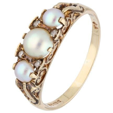 9K-Ring mit Perlen und Diamanten
Gelbgoldfarbener 