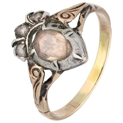 12K-Ring mit gekröntem Herz, besetzt mit Diamanten