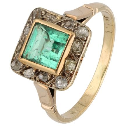 Anello in oro giallo 14 carati con uno smeraldo e 