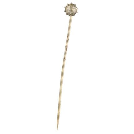 12K-Brosche mit einem Diamanten im Rosenschliff
Ge