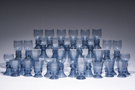 Eine abwechslungsreiche Sammlung blau getönter Glä