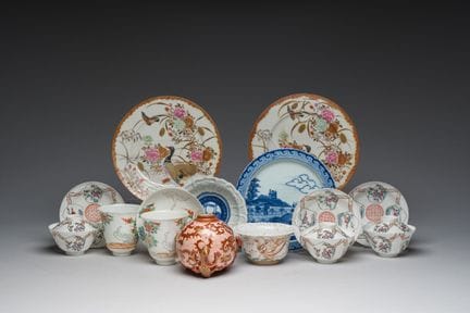 一套风格多样的日本青花、白釉及彩绘瓷器，明治时期及之后，19/20世纪。


直径：21.5 厘米（