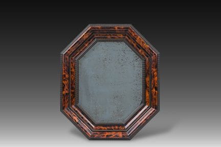 一款八角形镜子，采用乌木制成，饰有龟甲纹样，20世纪。


72.5 × 61 厘米（整体尺寸）


