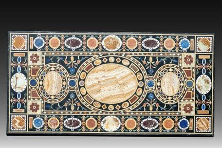 一张矩形意大利硬石镶嵌桌面，饰有几何图案，20世纪。


151 x 74.5 厘米

参考编号：
