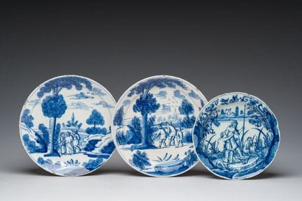 三件荷兰代尔夫特蓝白瓷盘，饰有生动活泼的风景画及一幅神话场景，18世纪。


直径：22.5 - 1