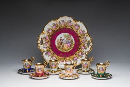 一套德国十三件套镀金及彩绘瓷器餐具，饰有英姿飒爽的场景，卡尔斯巴德瓷器制造厂（Porzellan M