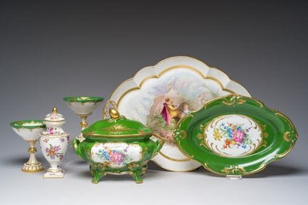 一套种类丰富的欧洲彩绘及镀金装饰瓷器，其中包括一件署名“Alice Avaert”（1880年）的盘