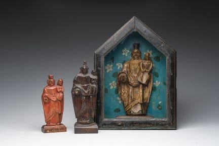 三尊西佛兰德或北法风格的雕刻并施以多色装饰的椴木圣母与圣婴雕像，18世纪晚期。


高 36 - 2