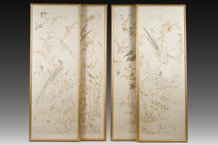 四幅中国竖幅丝绸刺绣，描绘枝头盛开花朵间栖息的鸟儿，附签名，19/20世纪。


作品尺寸：135.