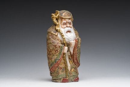 一件日本萨摩风格的长寿神寿老翁陶俑，明治时期，19/20世纪。


高 26.5 厘米

寿老翁是日