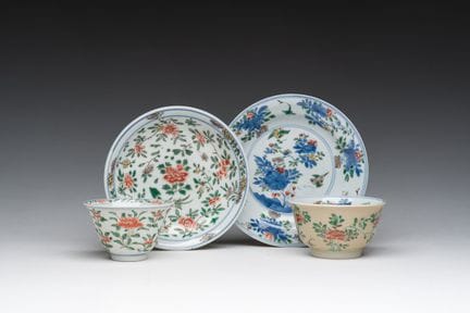 两件中国青花及青花浅褐底花卉纹茶杯茶碟，康熙时期


直径：12 - 11 厘米（茶碟）

高 4 