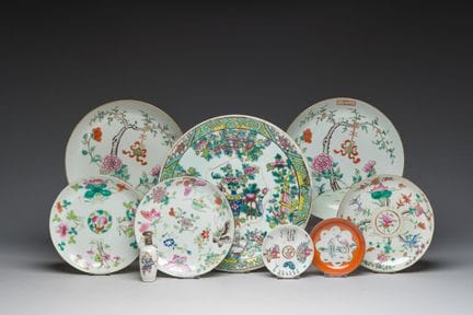 一套风格多样的中国粉彩瓷器，饰有古物、花卉及吴双浦图案，19/20世纪。


直径：28 - 9.5