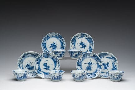 六件中国青花杯碟，饰有花卉图案和生动风景，康熙时期


直径：11 厘米（碟）

高 4.5 厘米 