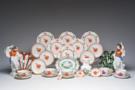 一套风格多样的匈牙利赫伦德（Herend）镀金及彩绘瓷器，20世纪作品。


高 29 厘米（最高的