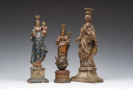 Trois groupes sculptés en bois et décorés de polyc