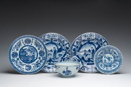 四件描绘生动场景的中国青花盘及一件“古物”碗，康熙及以后时期


直径：23.5–16 厘米（最大和