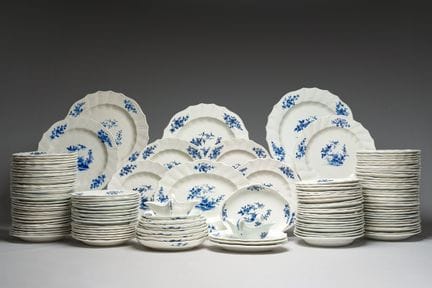 一套规模极为庞大的19世纪图尔奈青花瓷器收藏，饰有“罗纳达”图案。


直径：35 厘米 - 20 