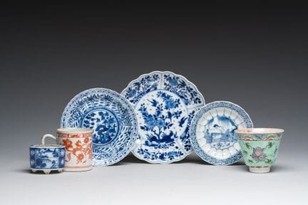 一套种类丰富的中式青花、白釉、青花及铁红瓷器，饰有花卉纹样及针灸场景，康熙时期


直径：16.5–