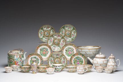 两套中国鎏金及广州粉彩茶具，饰有蝴蝶与花卉纹样，另配一只“千花”花瓶，乾隆及以后时期


高 14 