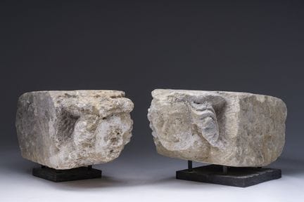 Deux fragments architecturaux en pierre sculptée r