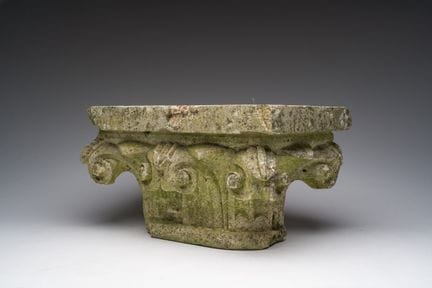 Chapiteau rectangulaire en pierre sculptée de styl