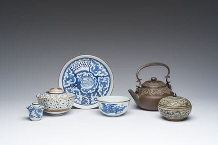 一套种类丰富的瓷器与石器藏品，产自中国、越南和泰国，16世纪/20世纪。


直径：16.5 厘米（