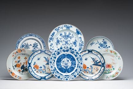 八件中国粉彩、青花、白釉及伊万里风格盘，饰以花卉与山水图案，康熙/乾隆时期


直径：27.5–21