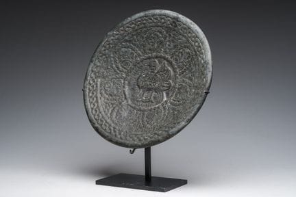 Plat persan ou indien représentant un oiseau mythi
