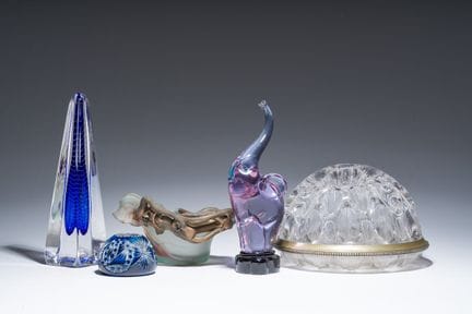 Eine vielfältige Sammlung von Glas- und Kristallob