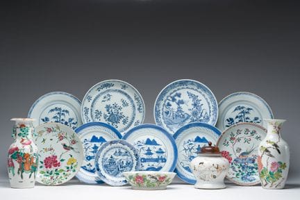 一组风格多样的中国粉彩、钱江彩及青花瓷器，饰有花卉图案和生动场景，乾隆及以后时期


高 23.5 