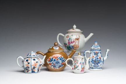 五件中国粉彩及伊万里风格带盖茶壶和水壶，饰有动态场景与花卉图案，18/19世纪。


高 13.5–