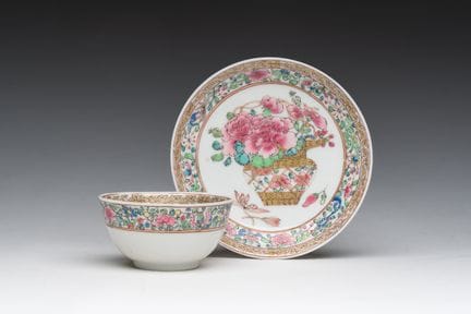 一套法国萨姆森“玫瑰家族”风格镀金杯碟组，饰有花篮图案，巴黎，19世纪。


直径：11 厘米（碟）