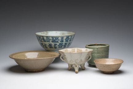 一件中国青花碗及四件素瓷器，其中包括一件三足青釉香炉，明代及以后


高 13 - 12 厘米（香炉