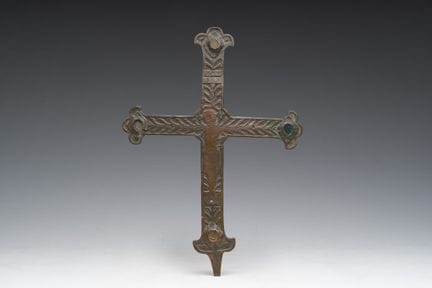 Crucifix en cuivre gravé représentant « l’arbre de