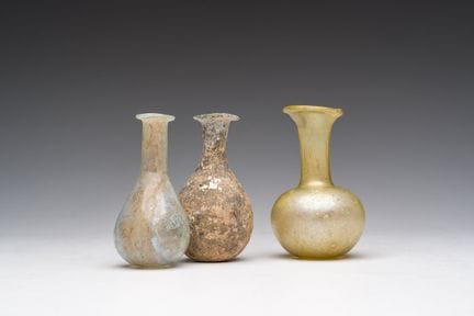 Trois flacons en verre romains ou « unguentaria »,
